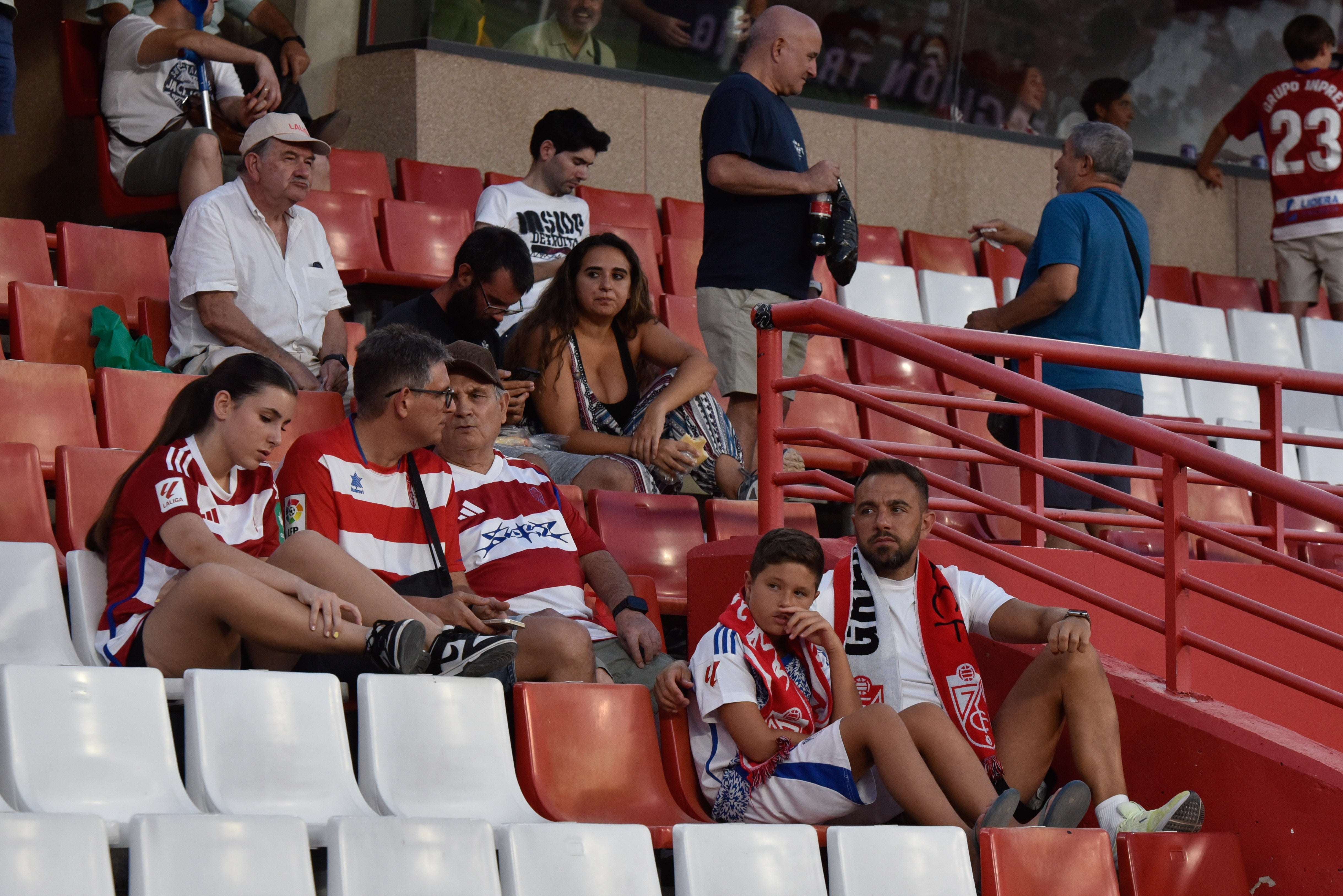 Encuéntrate en la grada del Granada-Depor