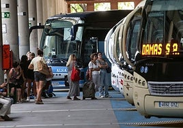 Viajeros en una estación de autobuses.