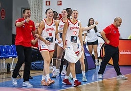 Gómez (izquierda) y Sánchez Cerqueira (10) celebran una canasta de España en el torneo.