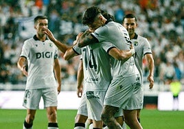 Los futbolistas del Burgos celebran uno de sus cinco goles a la Cultural Leonesa.