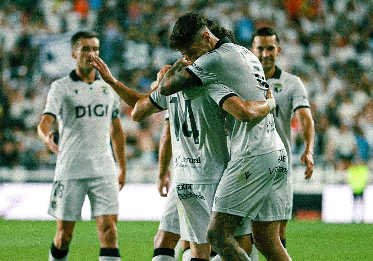 Los futbolistas del Burgos celebran uno de sus cinco goles a la Cultural Leonesa.