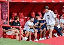 Los futbolistas sin convocar comparten la previa del partido con sus compañeros.