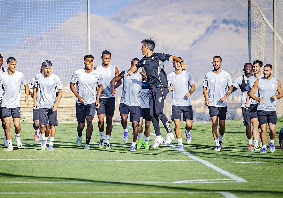 Pacheta lidera una parte del calentamiento durante el último entrenamiento entre bromas.