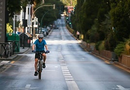 Un ciclista circula por el Camino de Ronda, prácticamente vacío.
