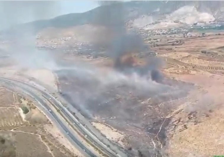 El fuego de un coche ardiendo en la autovía de la Costa provoca un incendio forestal