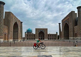 Palma Chillón está pedaleando durante un mes los 1.800 kilómetros de cuestas, barrancos, valles y caminos pedregosos que separan Samarcanda, en Uzbekistán, de Osh, en Kirguistán