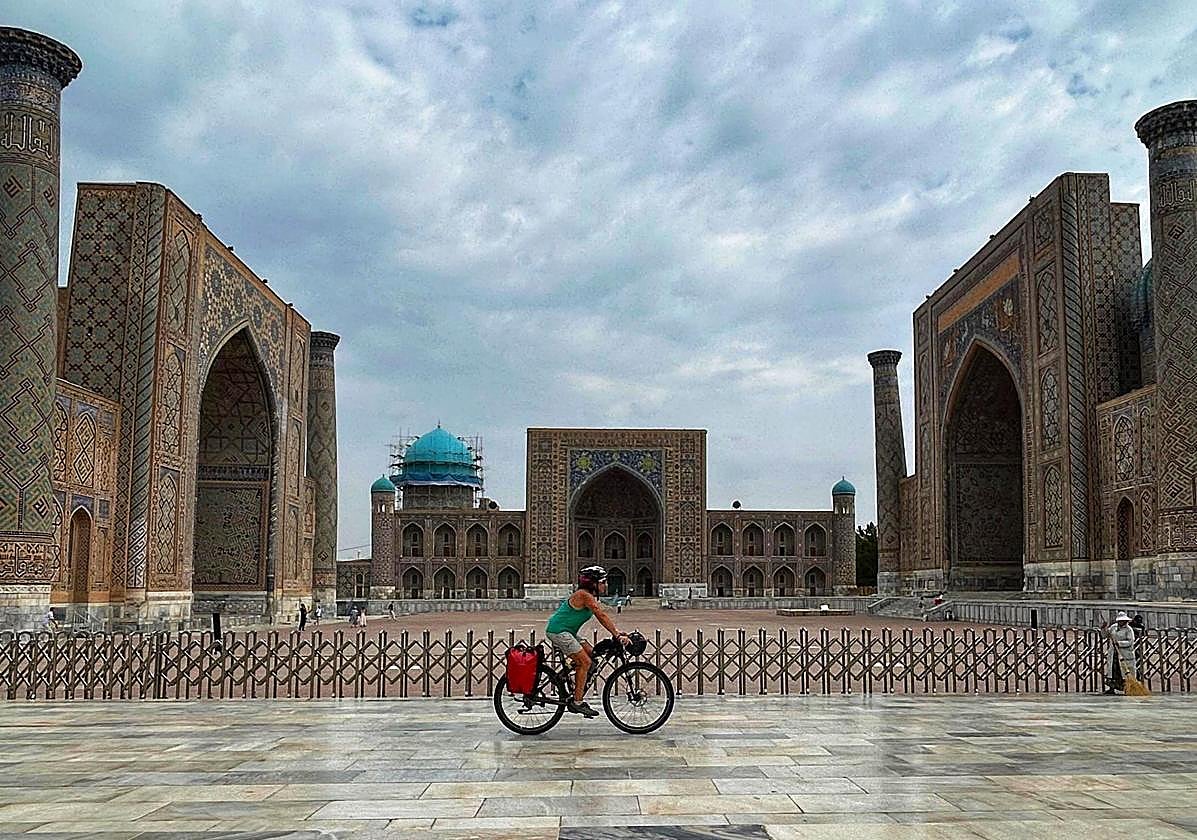 Palma Chillón está pedaleando durante un mes los 1.800 kilómetros de cuestas, barrancos, valles y caminos pedregosos que separan Samarcanda, en Uzbekistán, de Osh, en Kirguistán