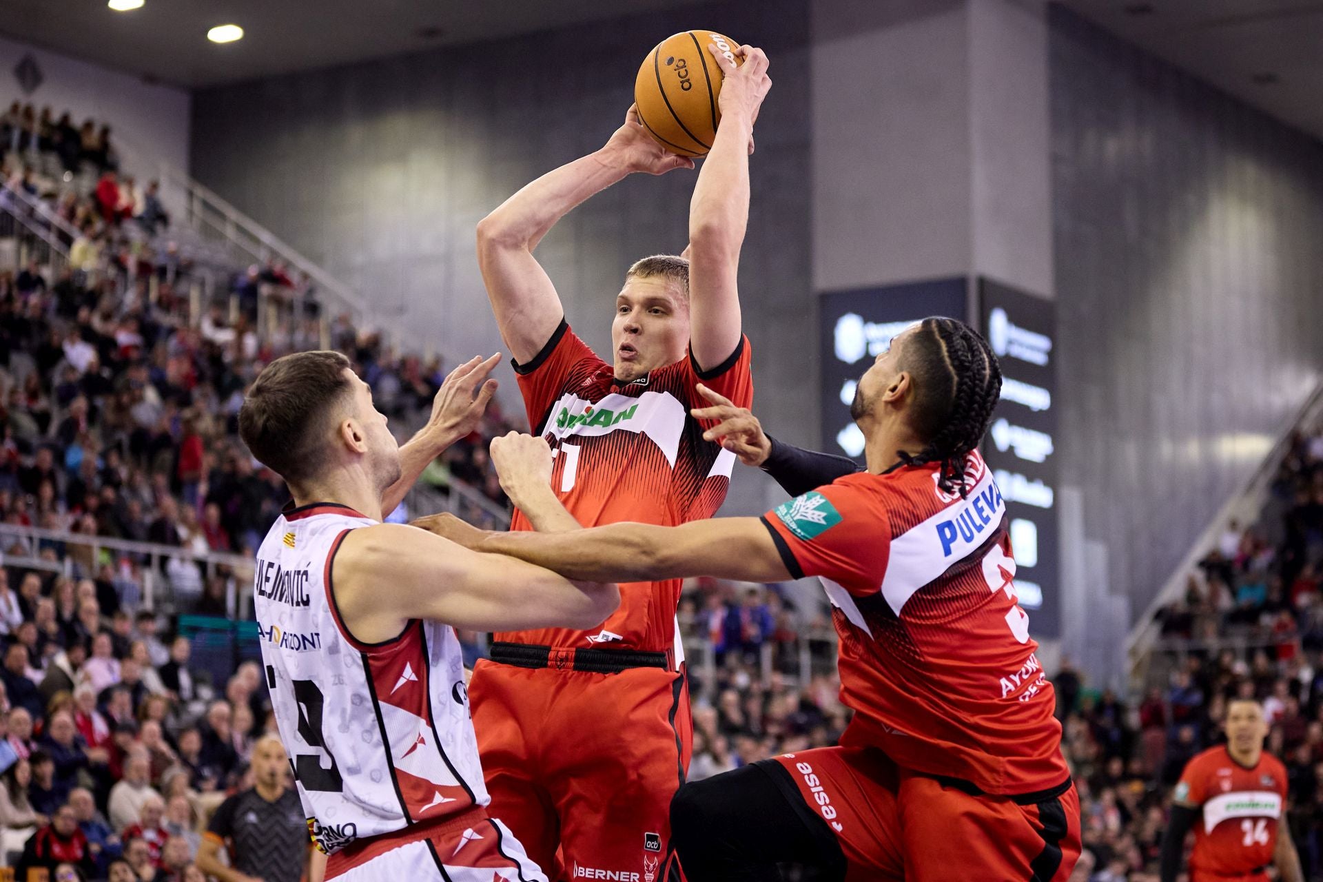 Elias Valtonen, en el centro, jugará el Eurobasket con Finlandia.