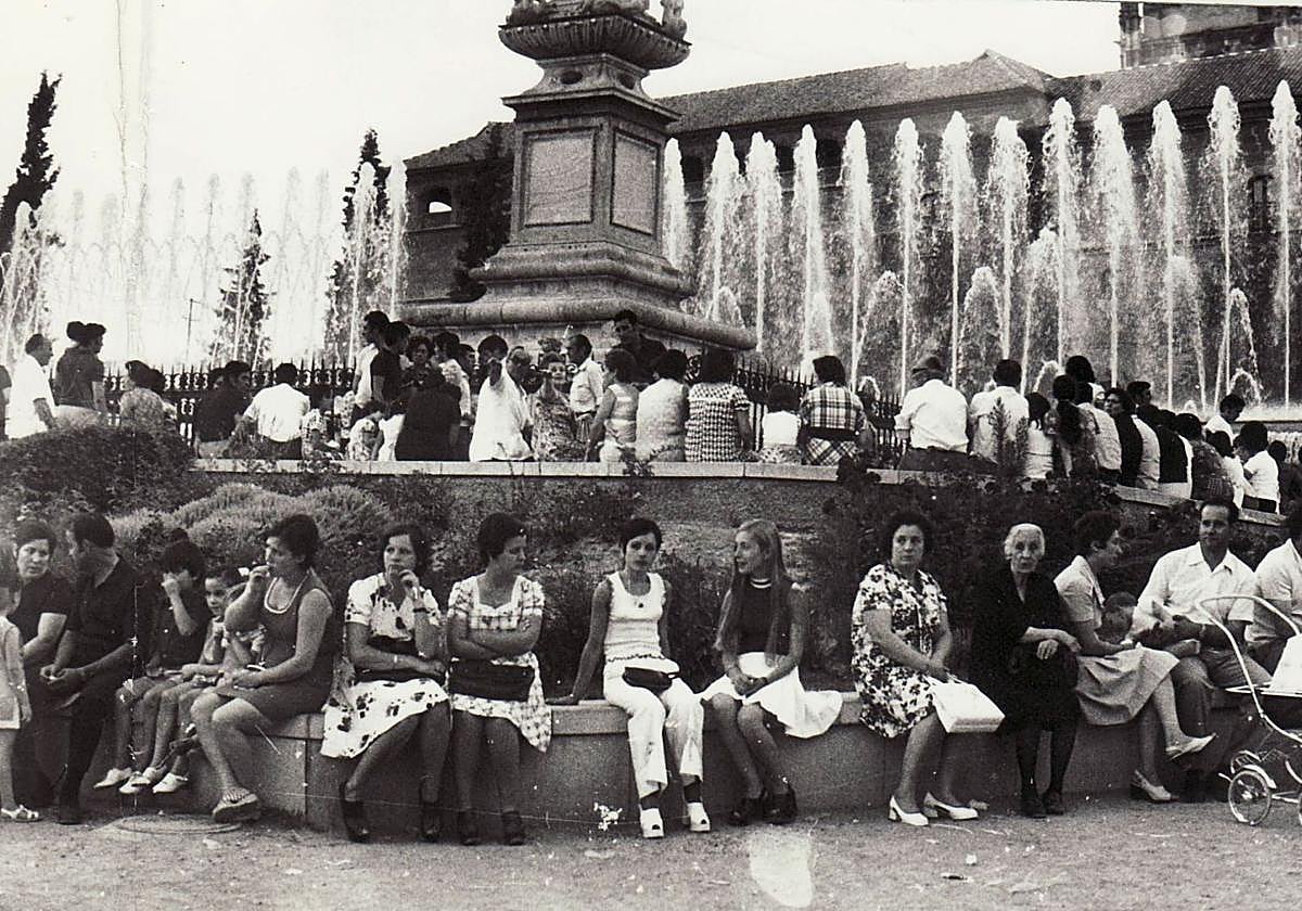 Vecinos al fresco de la fuente del Triunfo en 1974