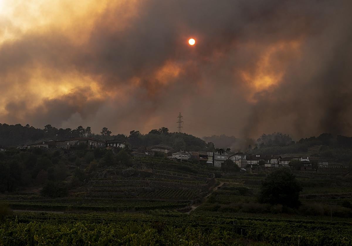Vista del incendio forestal este sábado, en Beade (Ourense).