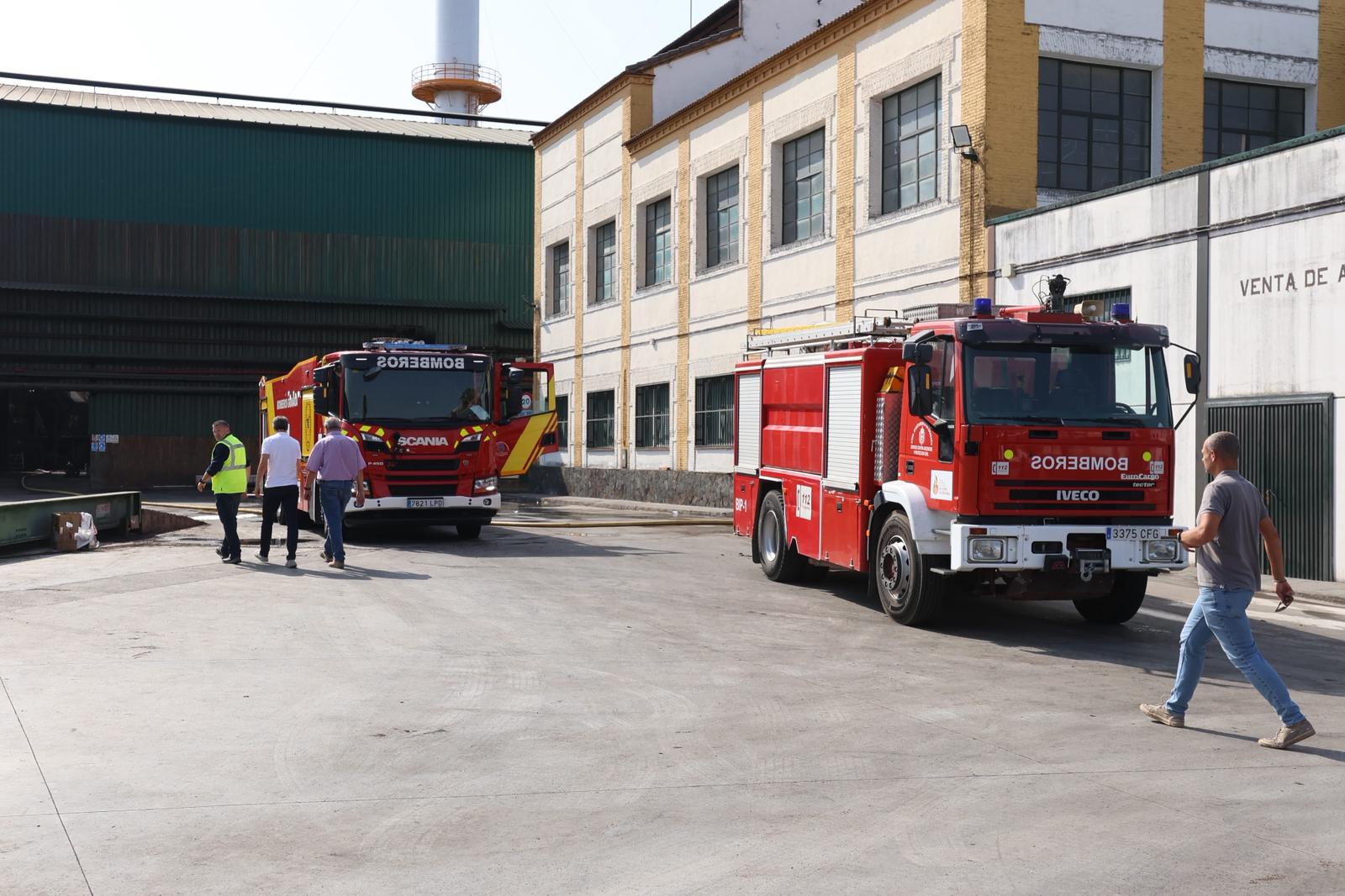 Las imágenes del incendio que se ha cobrado la vida de dos trabajadores en Pinos Puente