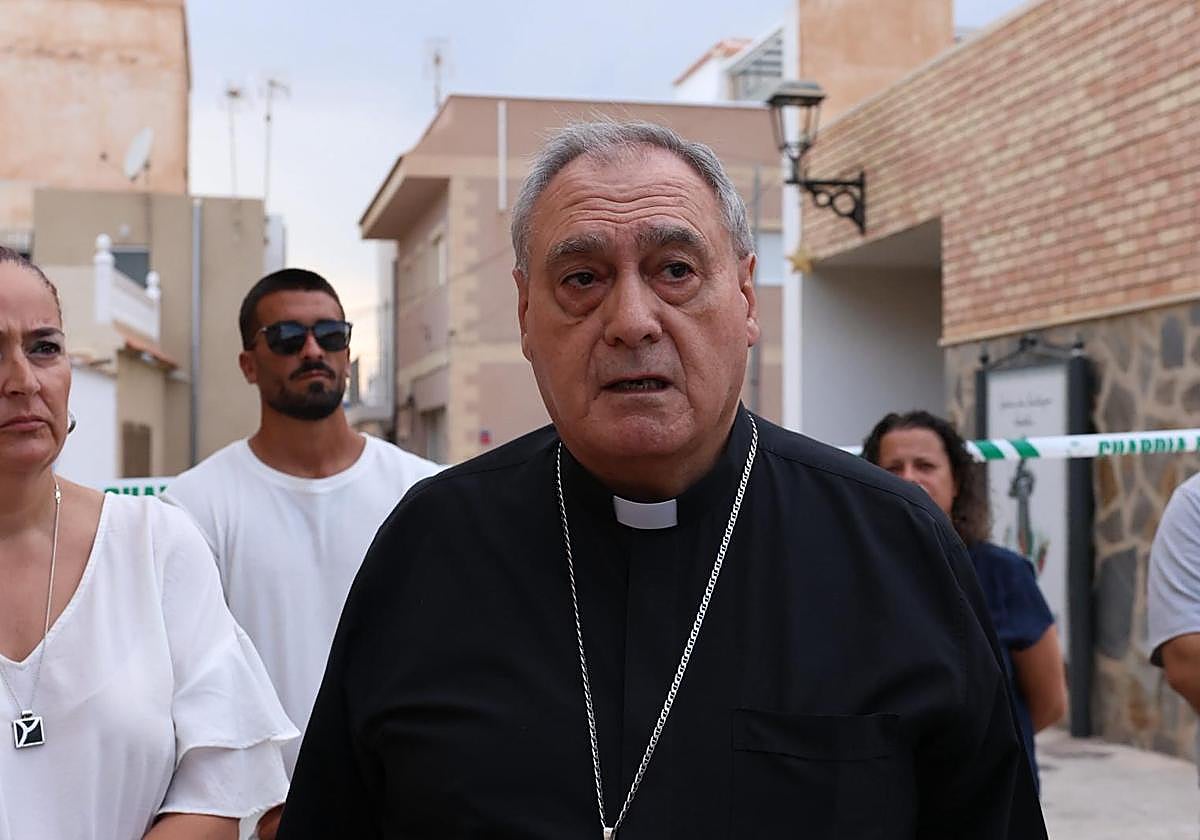 El Arzobispo de Granada, José María Gil Tamayo, junto a autoridades locales.