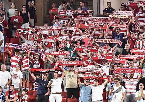 Parte de la afición del Granada en el graderío de Los Cármenes.