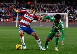 El exrojiblanco Gonzalo Villar protege la pelota frente a Adu Ares la pasada temporada.