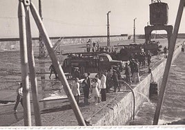 Imagen de los Bomberos de Almería, en el Muelle de Levante, durante las operaciones de extinción del fuego del navío 'Reus'.