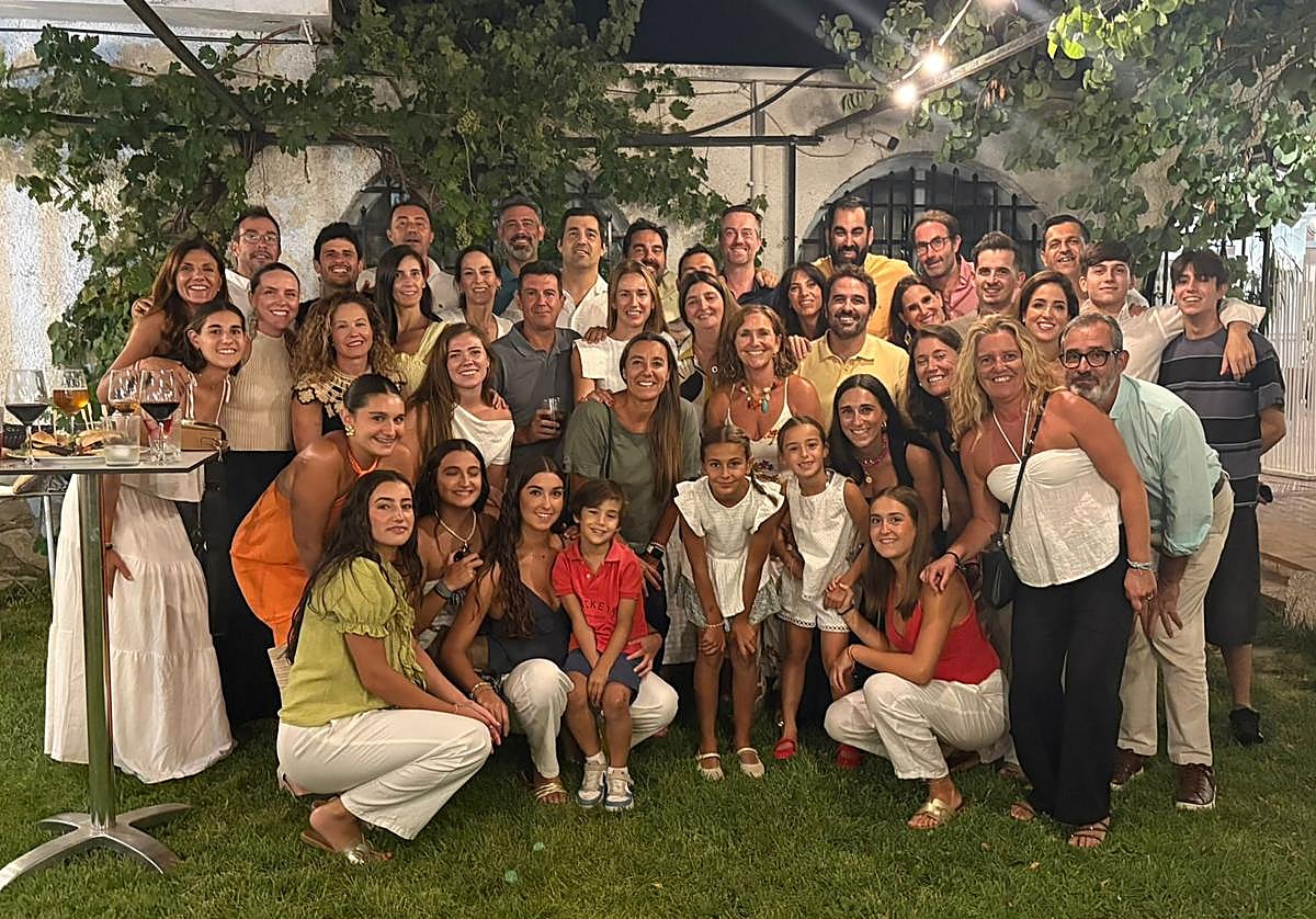 Foto de familia de la cena de Pablo Pin con su gente en 'La Posada'.