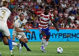 Martin Hongla arma un disparo desde la frontal del área.