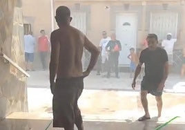 Puerta de la iglesia tras el incendio.