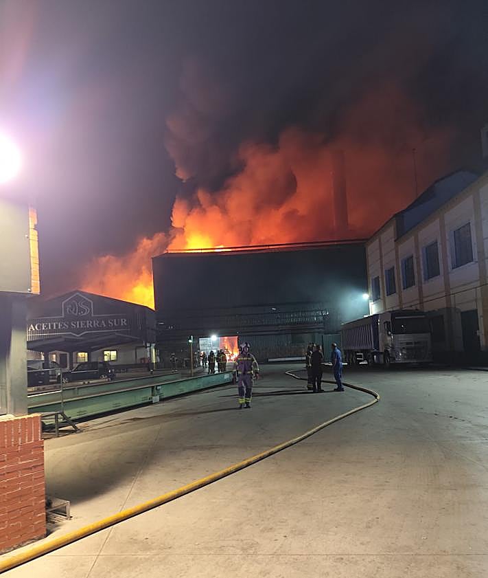 Imagen secundaria 2 - Actuación de Bomberos, Guardia Civil y Policía Local en el incendio.