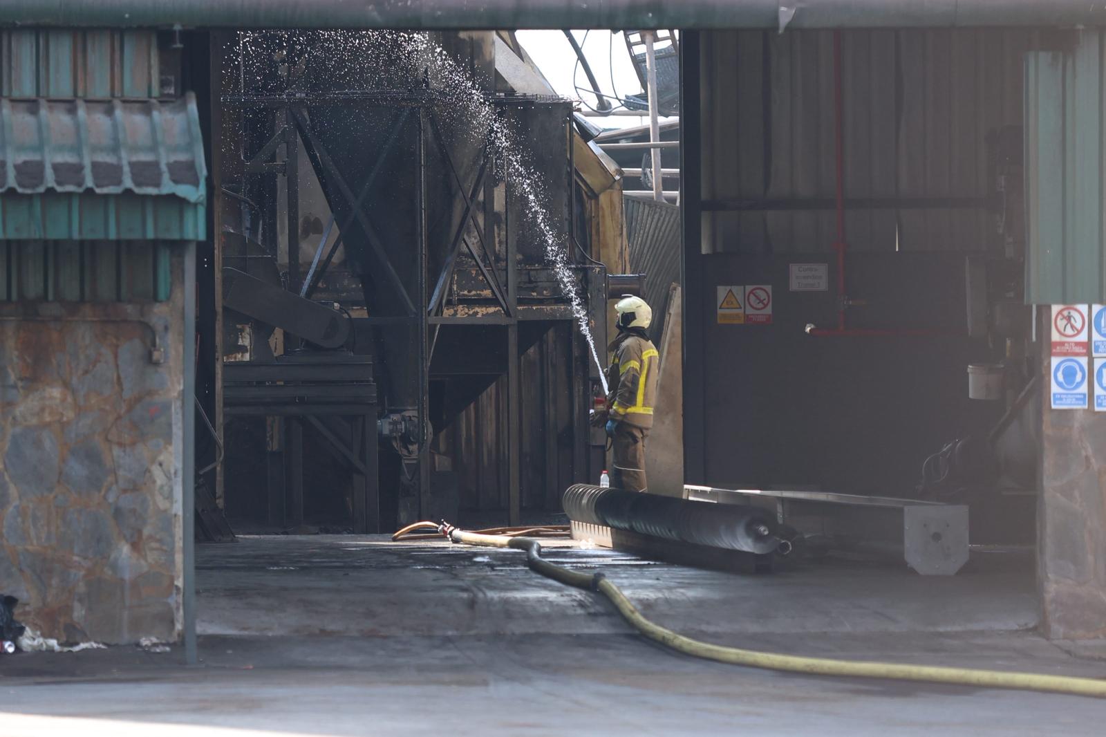 Las imágenes del incendio que se ha cobrado la vida de dos trabajadores en Pinos Puente