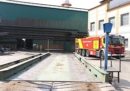 Fábrica incendiada en Pinos Puente