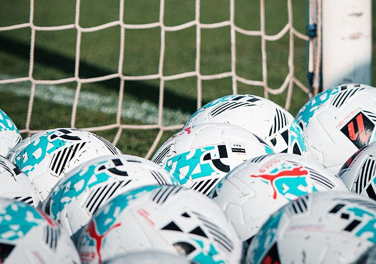 El balón, que espera su momento, lo quiere tener el Almería para ejecutar su estilo.