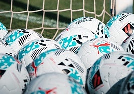 El balón, que espera su momento, lo quiere tener el Almería para ejecutar su estilo.