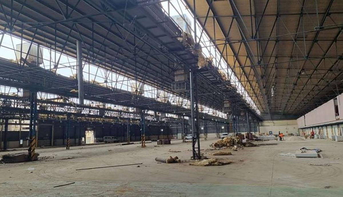 Vista interior de la nave de montaje, con las oficinas a la derecha.