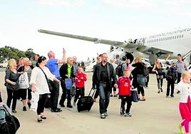 Imagen de archivo de un vuelo de turistas británicos arrivando al Aeropuerto de Almería.