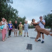 Agarridicos. Paco y Rogelia bailan pegados en la avenida de Pampaneira.