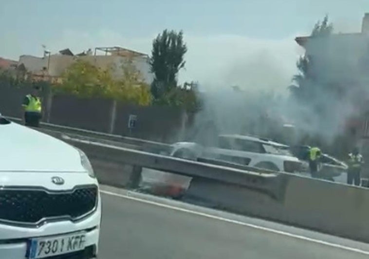 Un coche ardiendo en la Circunvalación provoca grandes retenciones