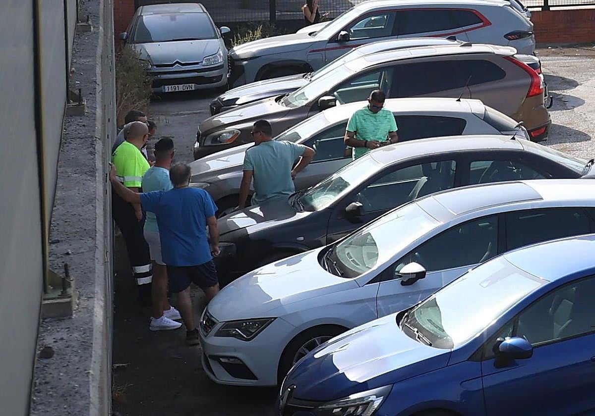 Compañeros de los trabajadores fallecidos en la puerta de la fábrica de Pinos Puente.