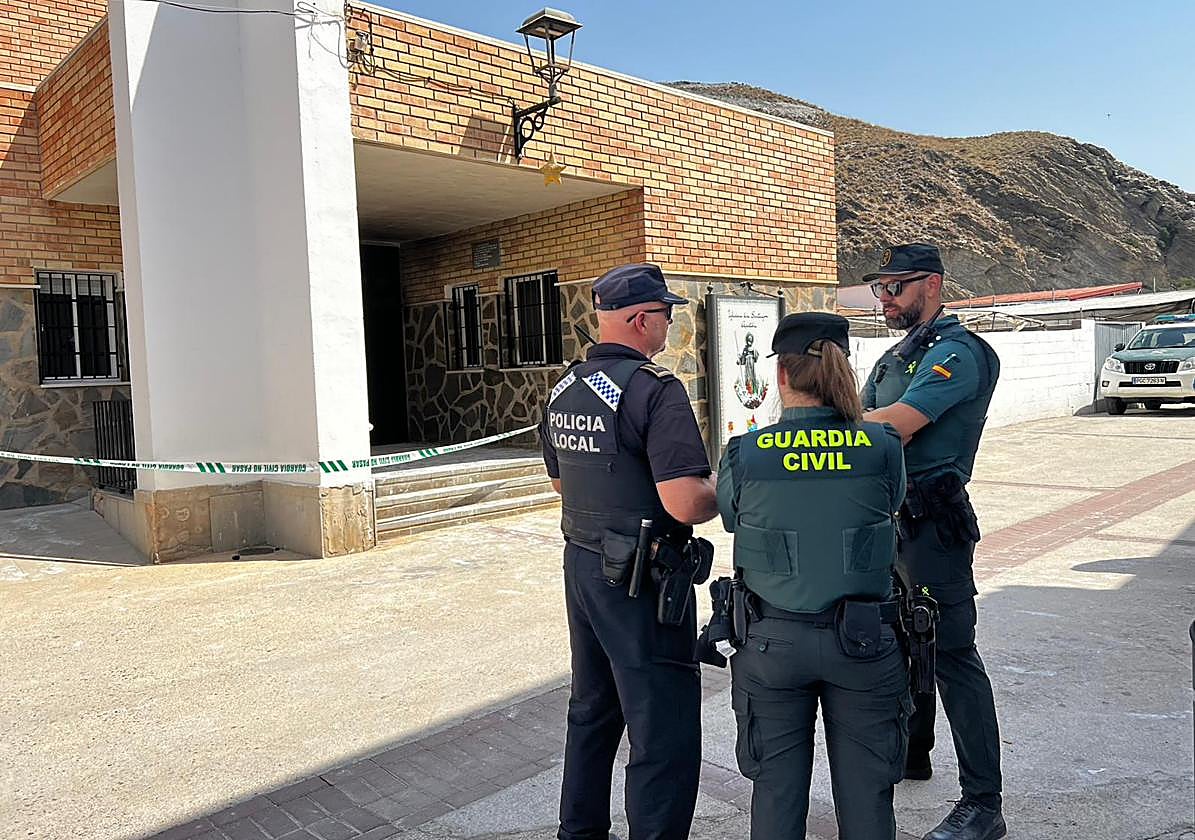 Guardia Civil y Policía Local frente a la iglesia de Albuñol este lunes.