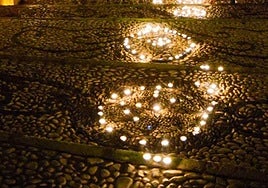 Esta noche se caracteriza por el uso de velas en calles del pueblo.
