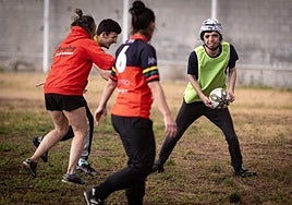 Uno de los jugadores, con casco, avanza con el balón en busca de dar un pase.