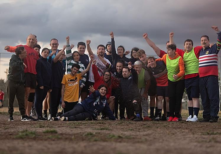 Los integrantes del club Escoriones inclusivo posan en un entrenamiento.