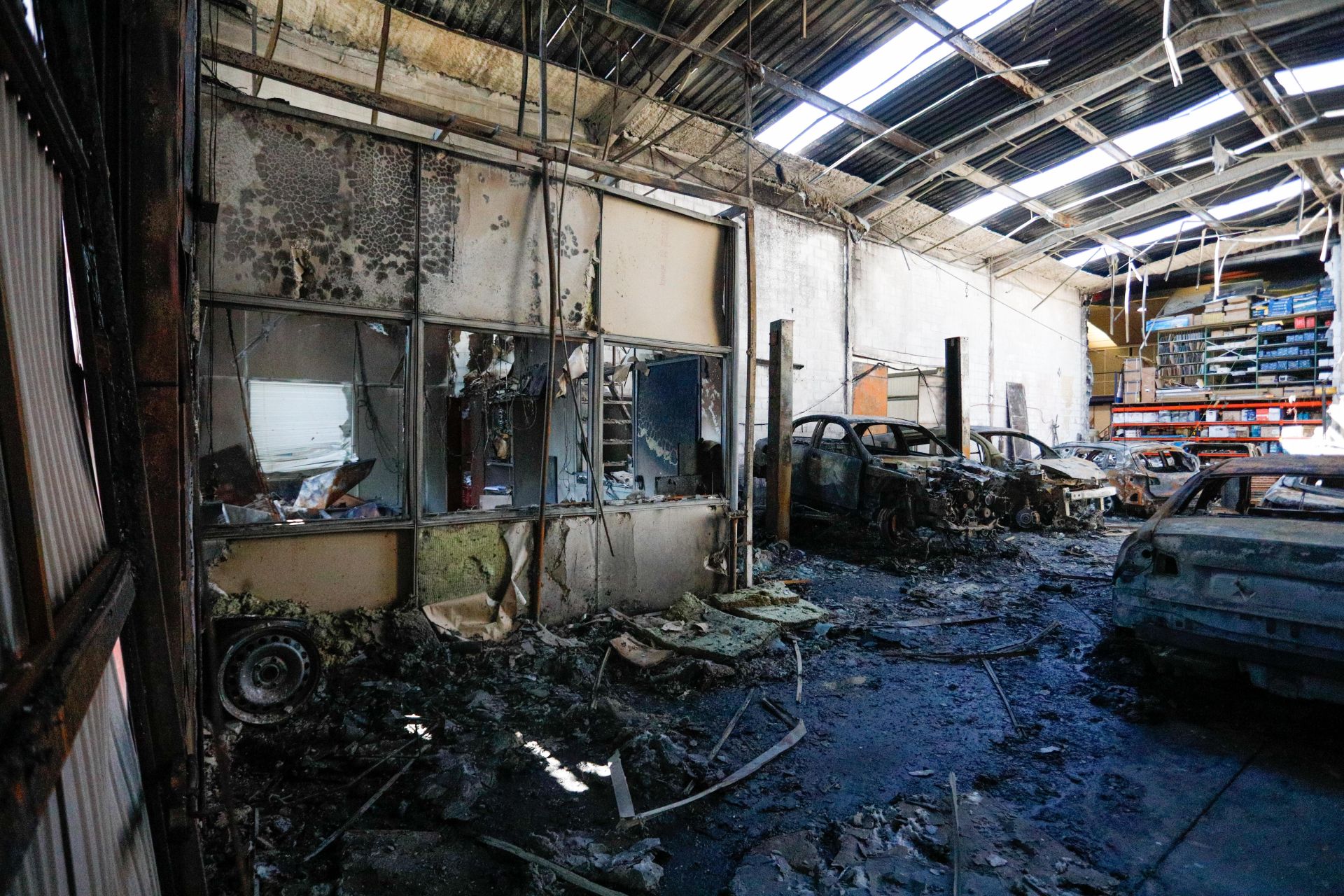 Dentro de la nave de Juncaril que ha ardido