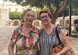 Dos vecinas esperan en la cola de espera desde primera hora de la mañana