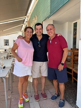 Moreno posa en Carboneras junto a sus amigos melillenses Habiba y Mailk.