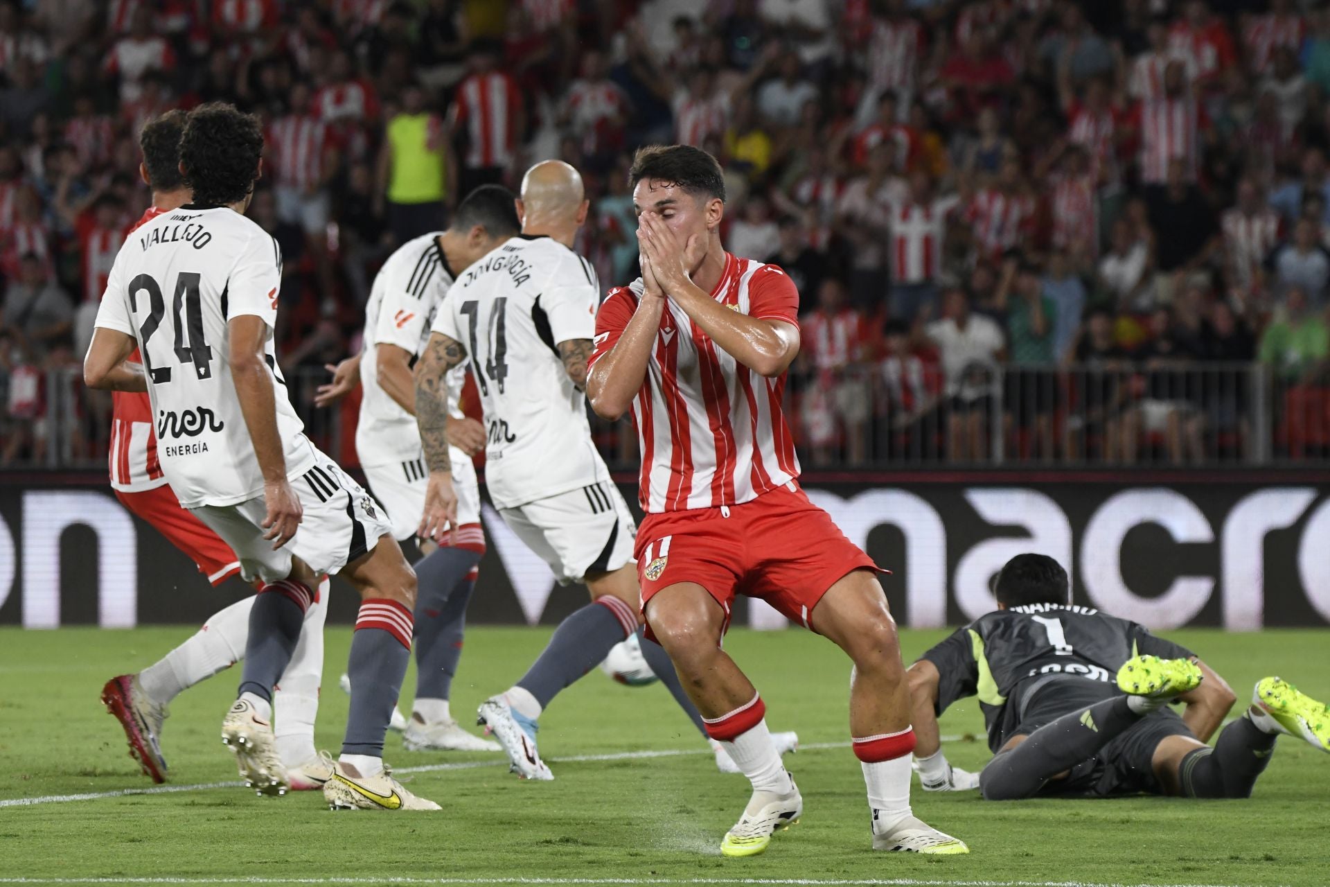 El Almería lo prueba todo