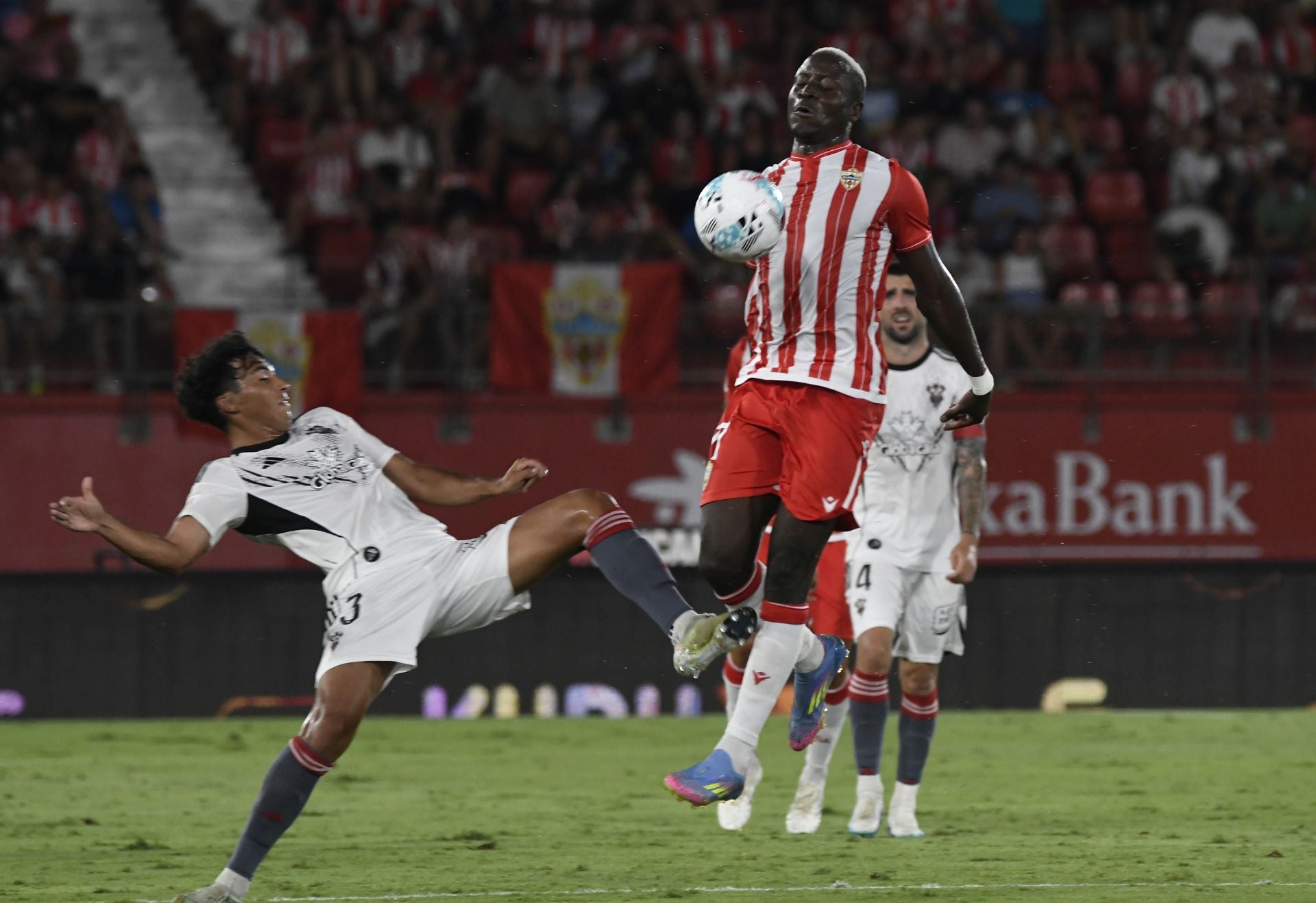 El Almería lo prueba todo