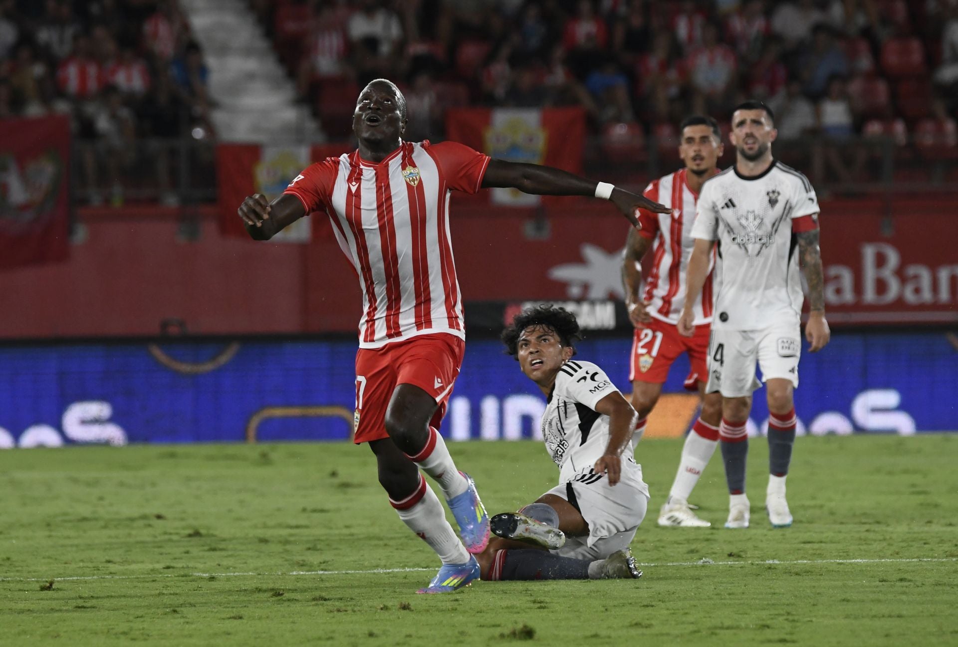 El Almería lo prueba todo