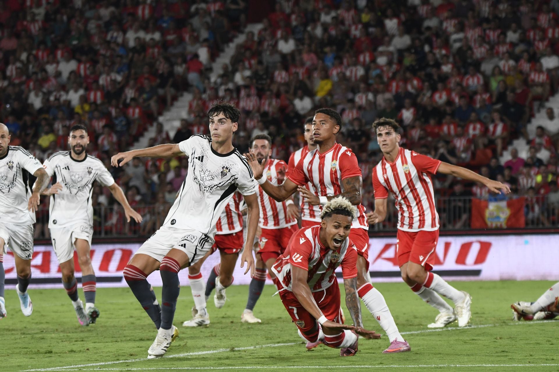 El Almería lo prueba todo