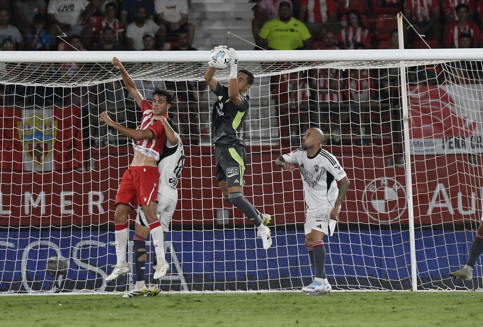 El Almería lo prueba todo