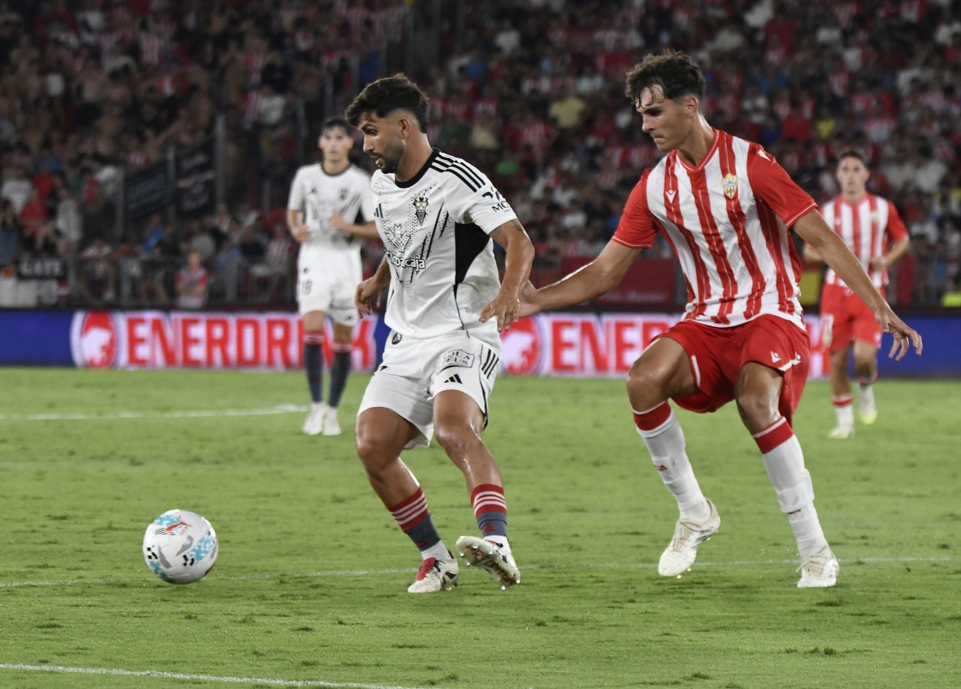 El Almería lo prueba todo