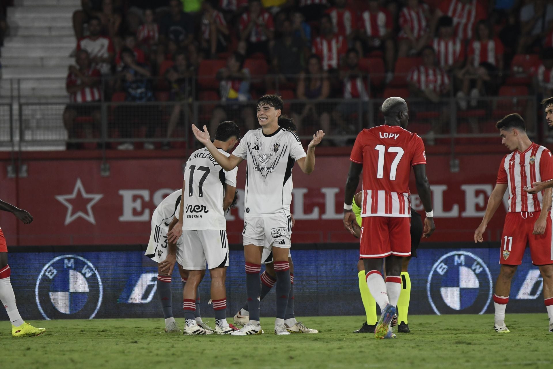 El Almería lo prueba todo