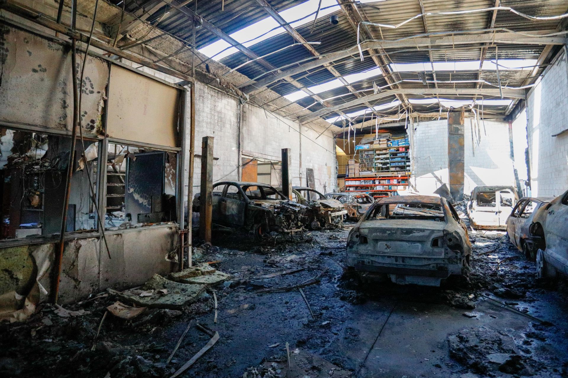 Dentro de la nave de Juncaril que ha ardido