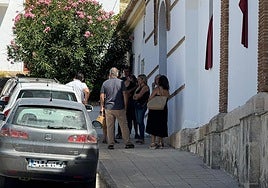 En Arenas del Rey se hacen corrillos para comentar lo ocurrido. Y, sobre todo, prestan apoyo a los familiares, que siguen en shock.