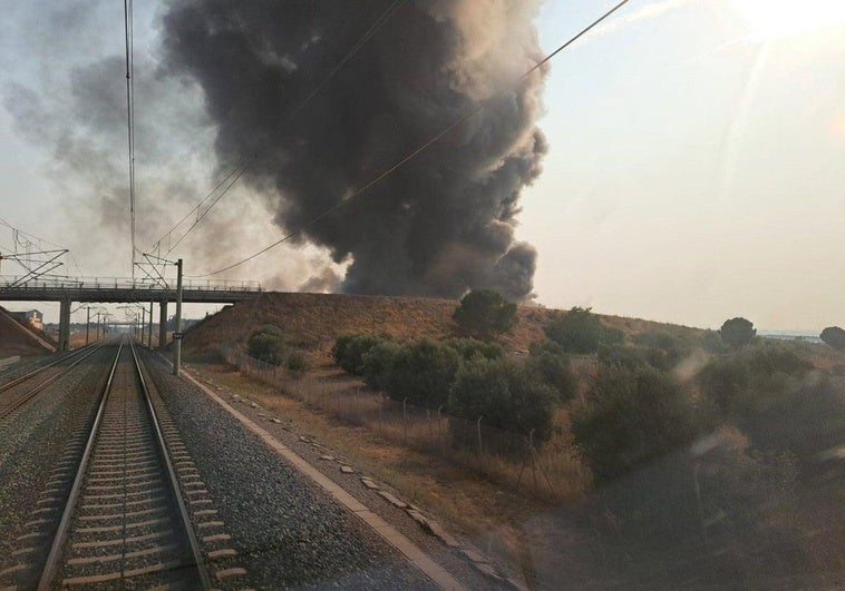 Suspenden el AVE Madrid-Granada de última hora de la tarde por un incendio junto a la vía en Toledo