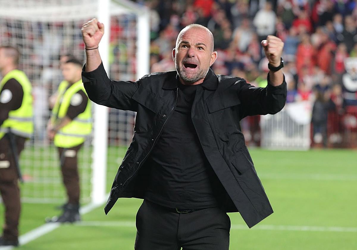Paco López celebra el ascenso del Granada a Primera.